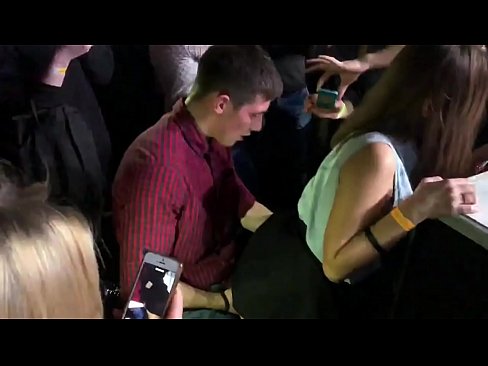 ❤️ Ubulili bangempela ku-nightclub yaseRussia. Intombazane yaseRussia eneminyaka engu-18 ubudala ingene endunu nasesithweni sangasese e-nightclub Zokubhebhana ku-zu.mypornpics.ru ️❤